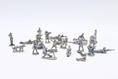 de nombreuses figurines de soldats posées sur une surface blanche