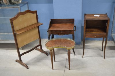 trois meubles exposés dans une pièce
