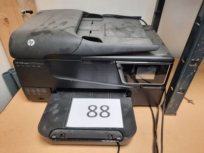 une imprimante posée sur un bureau à côté d'une imprimante