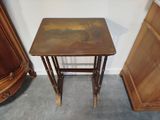 une petite table sur laquelle est posé un tableau, à côté d'un buffet