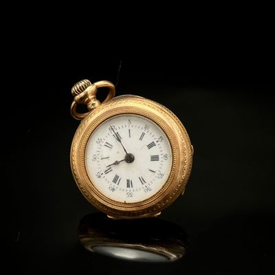 une montre de poche en or avec des chiffres romains