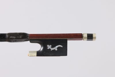 un archet de violon orné d'un motif noir et blanc