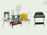On voit sur cette photo de nombreux types de chaises et de tables différents.