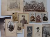 une vieille photo montrant un groupe d'hommes en uniforme posant pour une photo