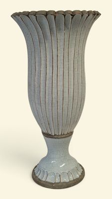 un vase posé sur une surface blanche