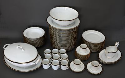 beaucoup d'assiettes, de tasses et de soucoupes blanches et marron