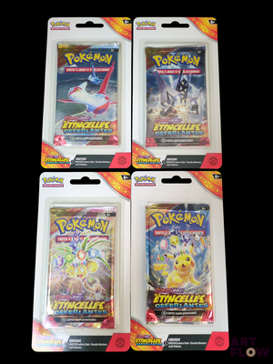 trois paquets de cartes à collectionner Pokémon dans un emballage en plastique, sur fond noir