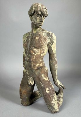 une image représentant la statue d'un homme assis par terre