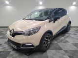 la voiture blanche est garée sur un sol en damier dans le garage
