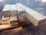 plusieurs pièces de bois sont empilées les unes sur les autres