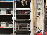une échelle appuyée contre un mur à côté d'un immeuble