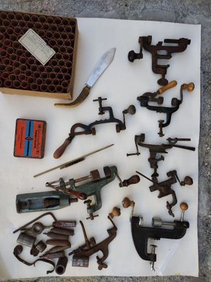 un grand nombre d'outils posés sur une table