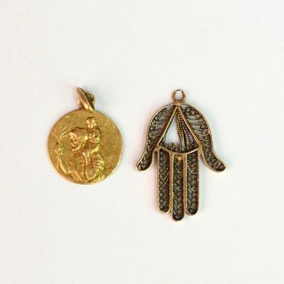 deux bijoux en or et diamants posés sur un fond blanc