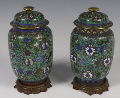 paire de vases chinois de style « cloise » sur socles, avec couvercles