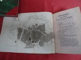 un livre ouvert posé sur une table, avec une carte d'une ville