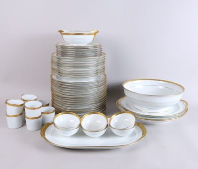 beaucoup d'assiettes et de tasses sur la table