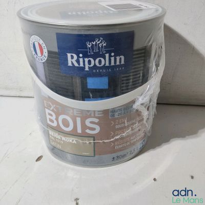 un seau de peinture posé sur une table