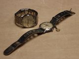une montre en argent et un bracelet en argent posés sur une table