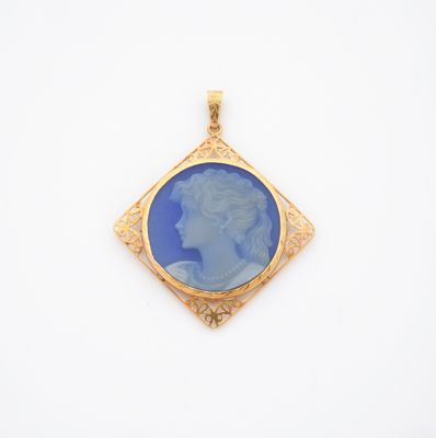 un pendentif camée doré et bleu représentant le visage d'une femme