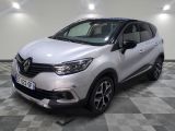 le nouveau renault c - cross suv est garé dans un showroom