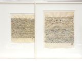deux feuilles de papier encadrées, sur lesquelles figurent des inscriptions, posées sur une étagère