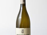 une bouteille de vin posée sur une table en bois