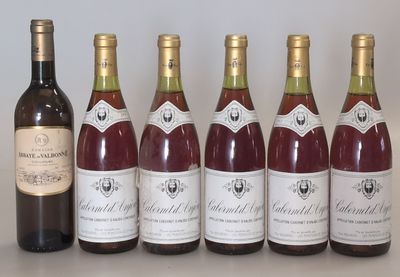 six bouteilles de vin sont alignées sur une table