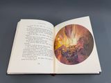 un livre ouvert dans lequel on voit une image représentant un incendie