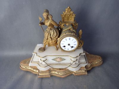 une horloge posée sur une table