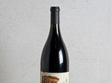 une bouteille de vin posée sur une table à côté d'une bouteille de vin