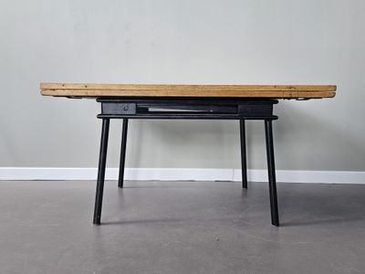 une image représentant une table avec un plateau en bois et des pieds noirs