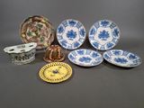 plusieurs pièces de porcelaine bleue et blanche posées sur un fond gris