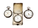 trois types différents de montres de poche posées les unes à côté des autres