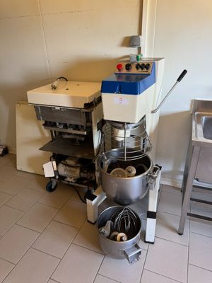 une image d'une cuisine avec un mixeur et d'autres appareils électroménagers