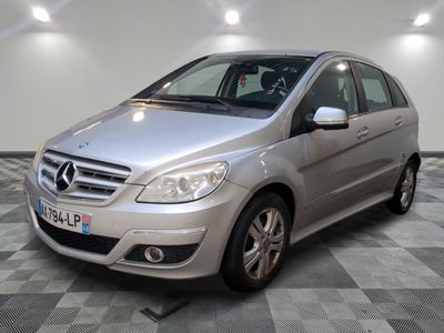 la mercedes b - class est garée dans un garage avec un sol en damier