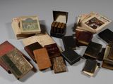 un grand nombre de livres posés sur une table