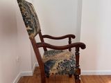 a chair that is sitting in the corner of a room