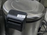 un plan de travail en acier inoxydable sur lequel sont posés deux casseroles et une friteuse