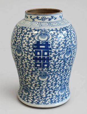 un vase bleu et blanc orné d'un motif