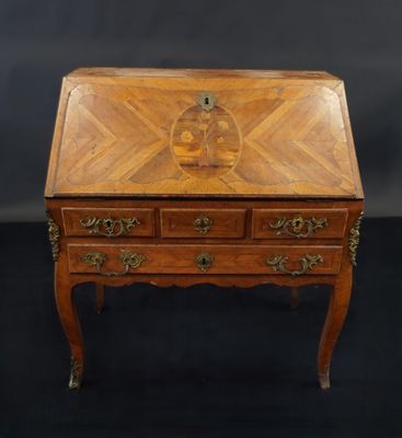 un petit bureau en bois surmonté d'un tiroir