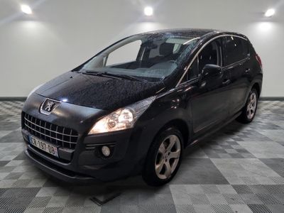 la photo d'une voiture noire garée dans un garage