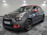 la petite voiture est garée sur un sol en damier dans le garage