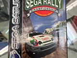 un gros plan sur une boîte du jeu « Sega Rally Championship » posée sur une table