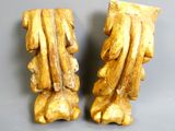 paire de figurines anciennes en bois sculpté représentant un homme et une femme