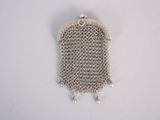 sac à main en cotte de mailles orné de perles, dont d'autres pendent sur le côté