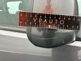 a sticker on the side mirror of a car that says vauto