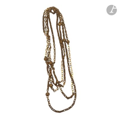 un gros plan d'un collier à chaîne sur fond blanc