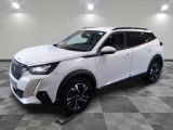 le 4x4 blanc est garé sur un carrelage à carreaux