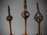 trois morceaux de bois sculptés sur fond gris