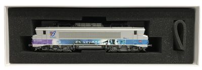un train immobilisé dans un box sur les voies